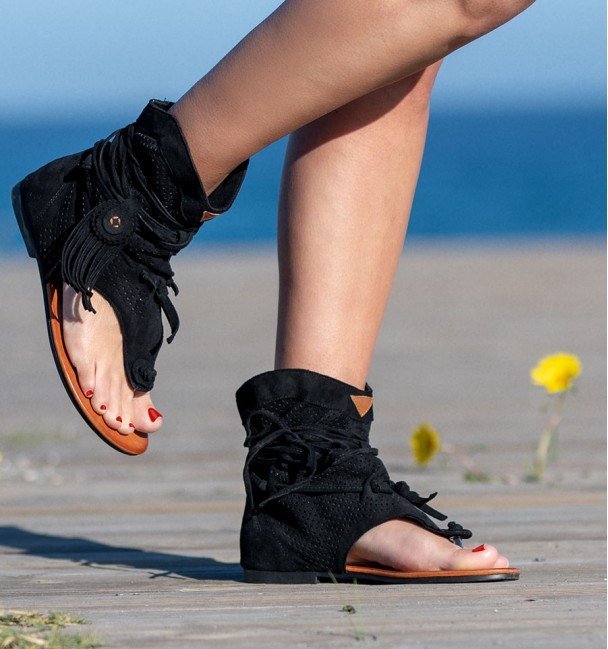 Sandales plates grandes tailles à pompons et découpes lacées pour femmes