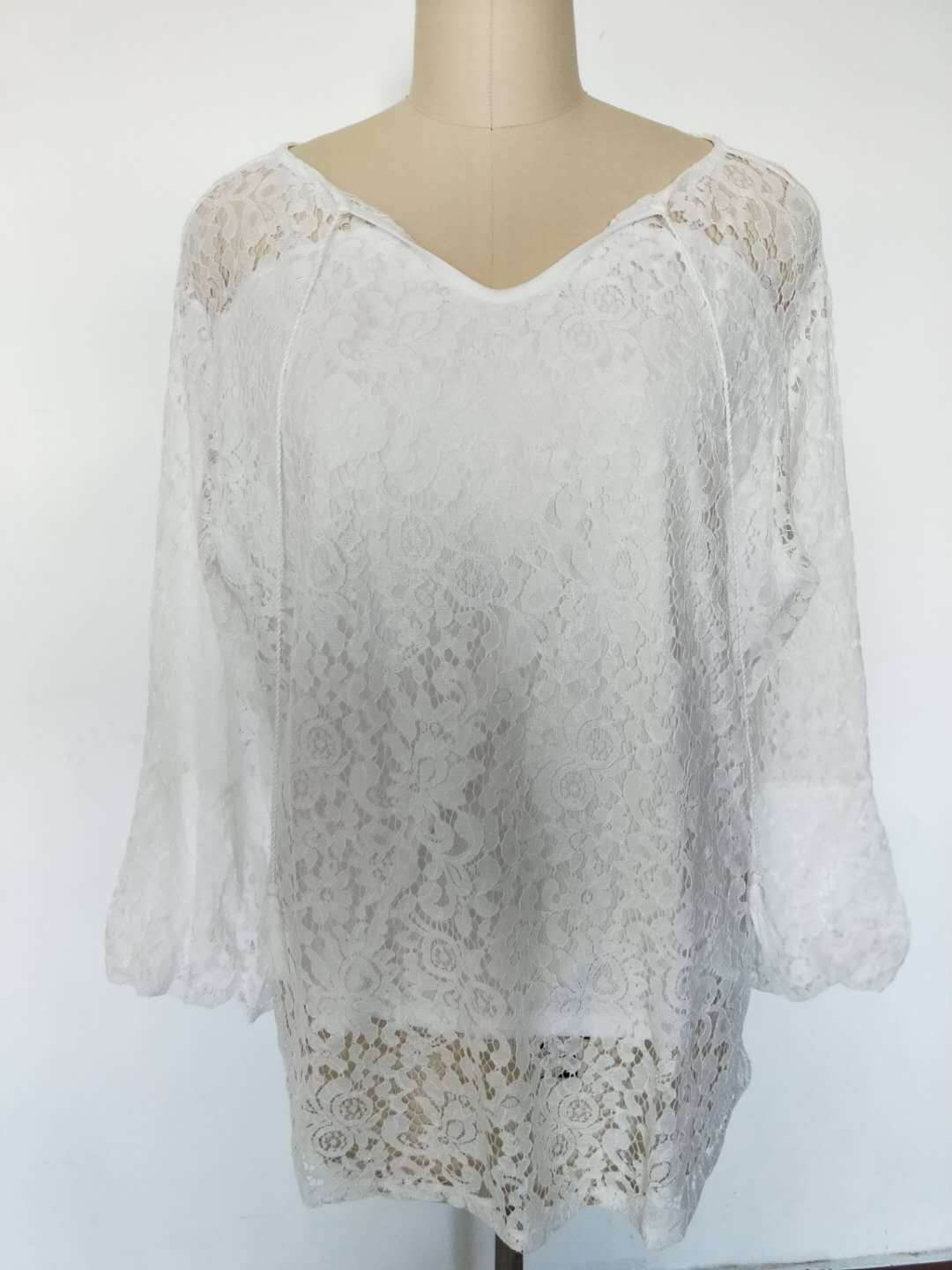 Blouse ample en dentelle ajourée blanche col en V à manches longues