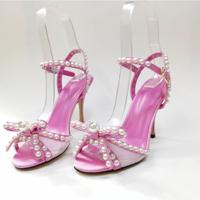 صندل ستيلتو مفتوح من الأمام مزين بفيونكة لؤلؤية مع كعب عالٍ وإبزيم