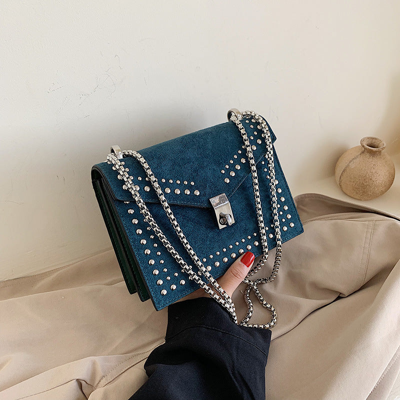 Sac bandoulière carré en cuir synthétique givré avec rivets et chaîne pour femme