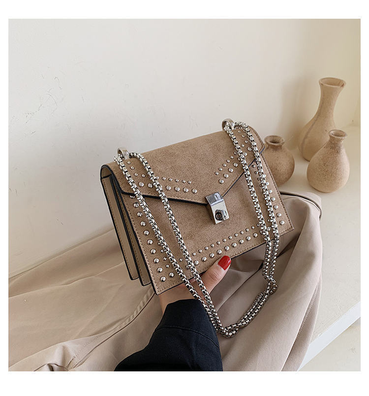 Sac bandoulière carré en cuir synthétique givré avec rivets et chaîne pour femme