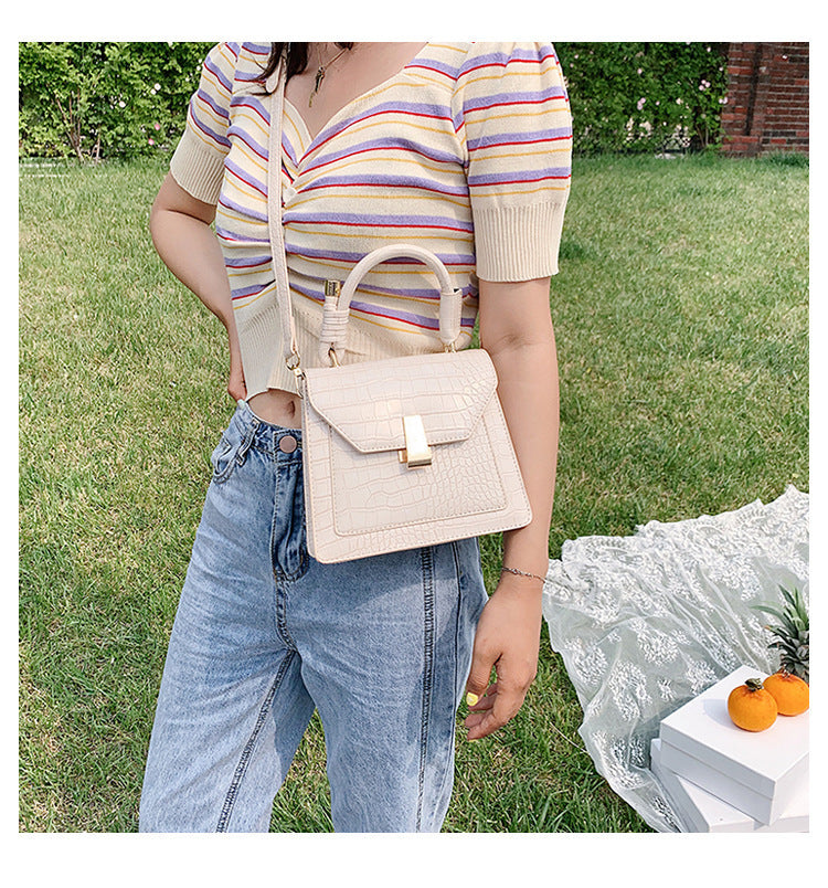 Fashionable Large Capacity Ladies PU Shoulder Bag with Metal Decoration