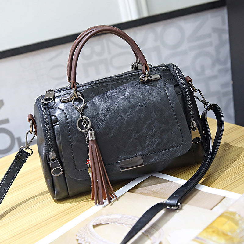 Sac bandoulière rétro Boston en PU avec pompon 27x15x18cm