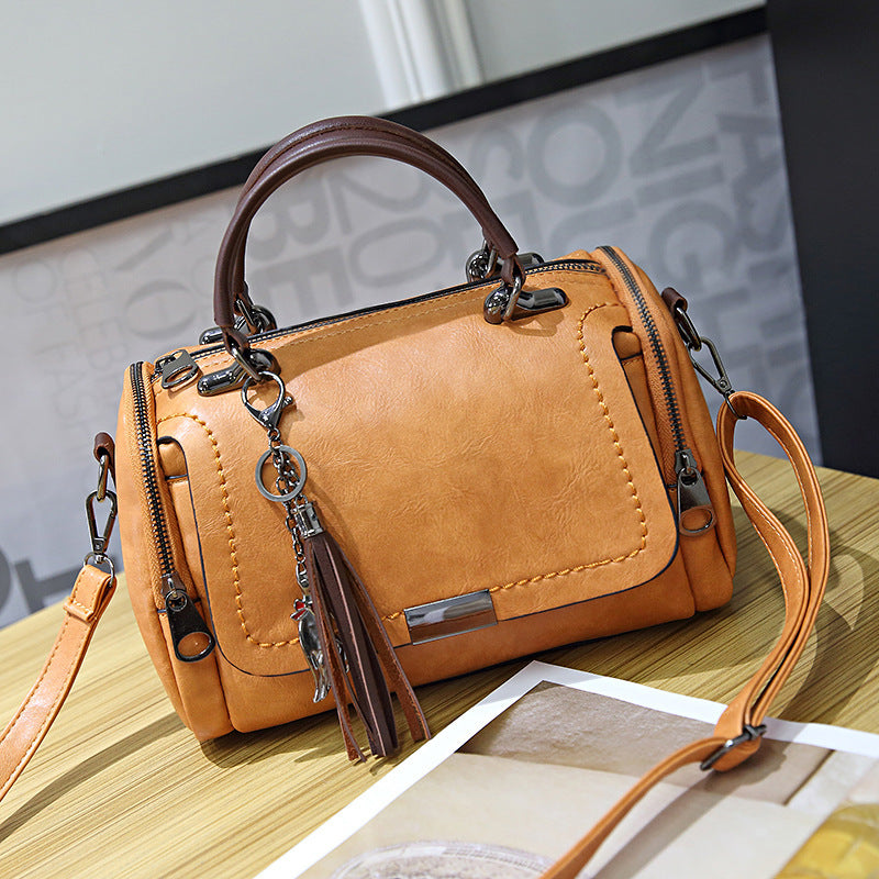Sac bandoulière rétro Boston en PU avec pompon 27x15x18cm