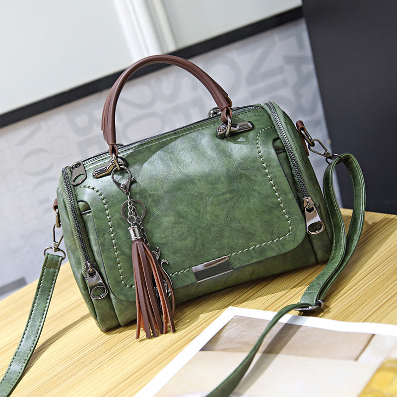 Sac bandoulière rétro Boston en PU avec pompon 27x15x18cm
