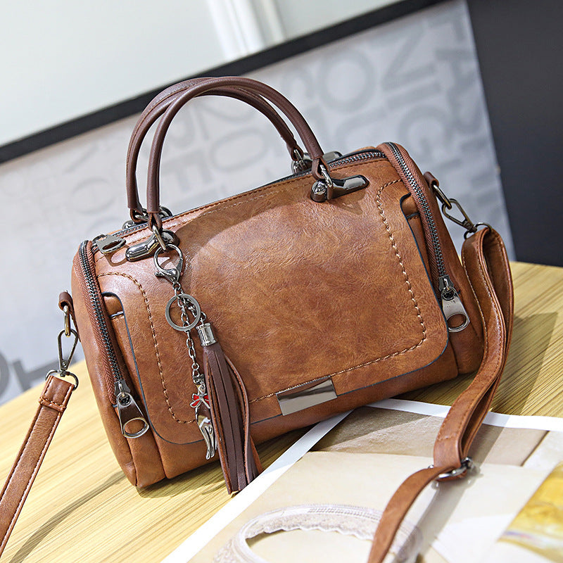 Sac bandoulière rétro Boston en PU avec pompon 27x15x18cm