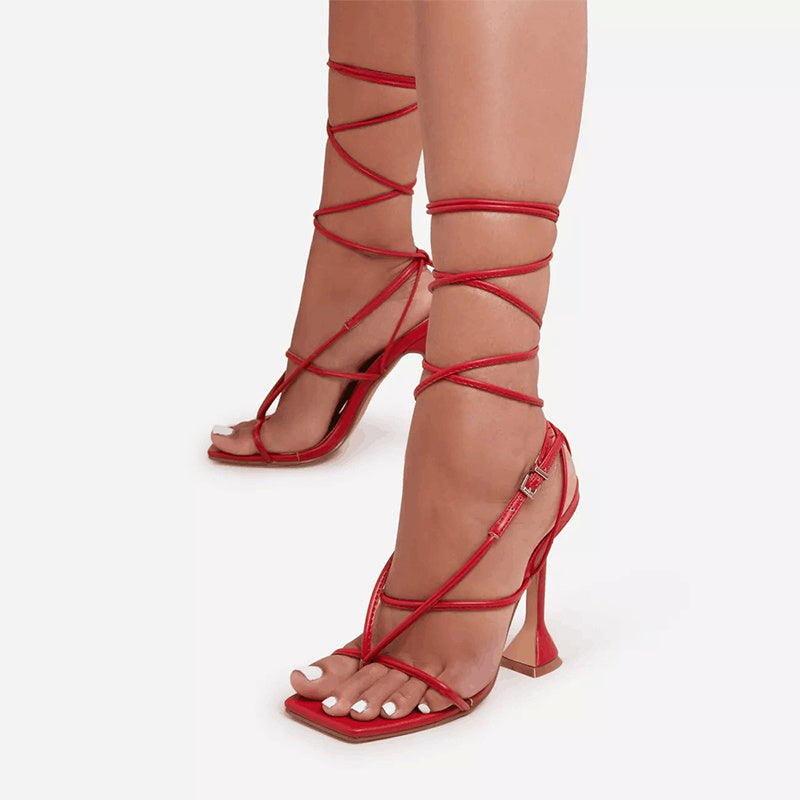 Sandales femme à talons hauts et bout carré avec fines lanières