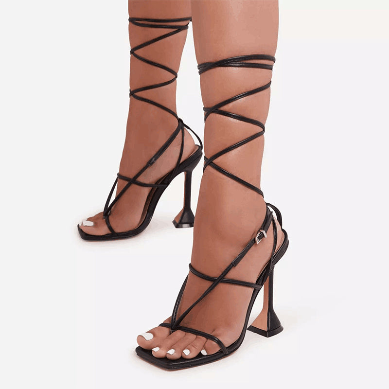 Sandales femme à talons hauts et bout carré avec fines lanières