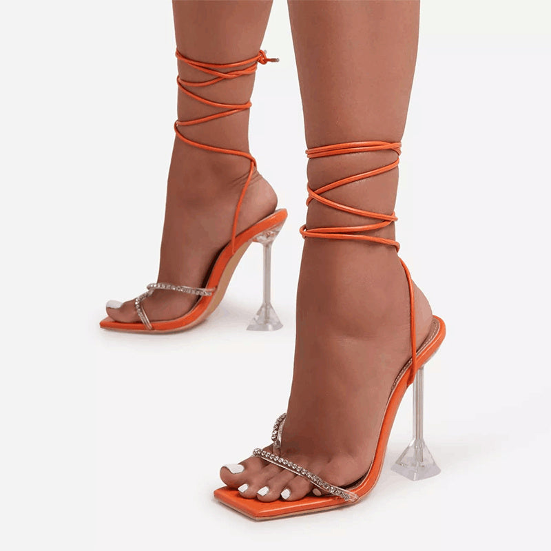 Sandales femme à talons hauts et bout carré avec fines lanières