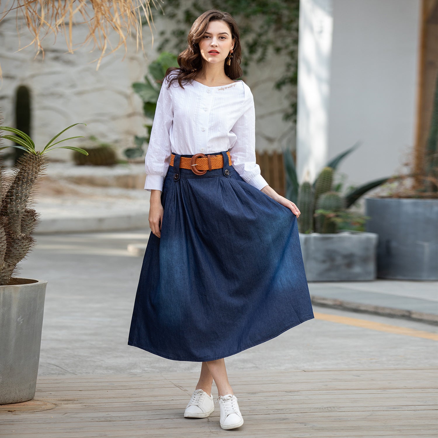 Jupe longue en jean de coton bleu foncé avec taille élastique
