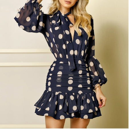 Robe mi-longue en mousseline de soie noire avec encolure ronde et imprimé poitrine et hanches.