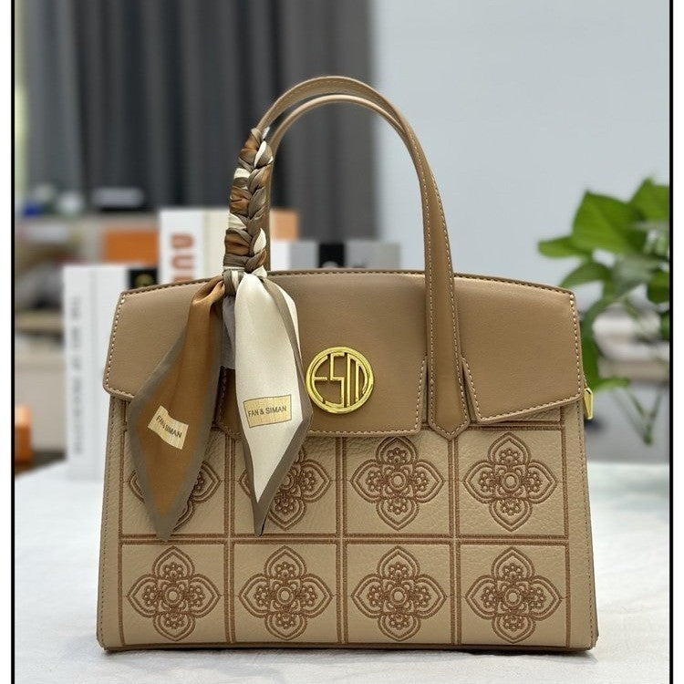 Sac bandoulière en similicuir beige avec foulard en soie brodé pour femme