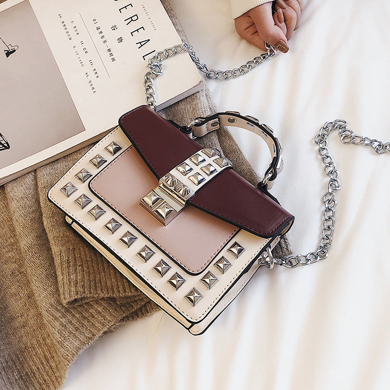Sac seau à bandoulière clouté en PU avec fermeture à boucle