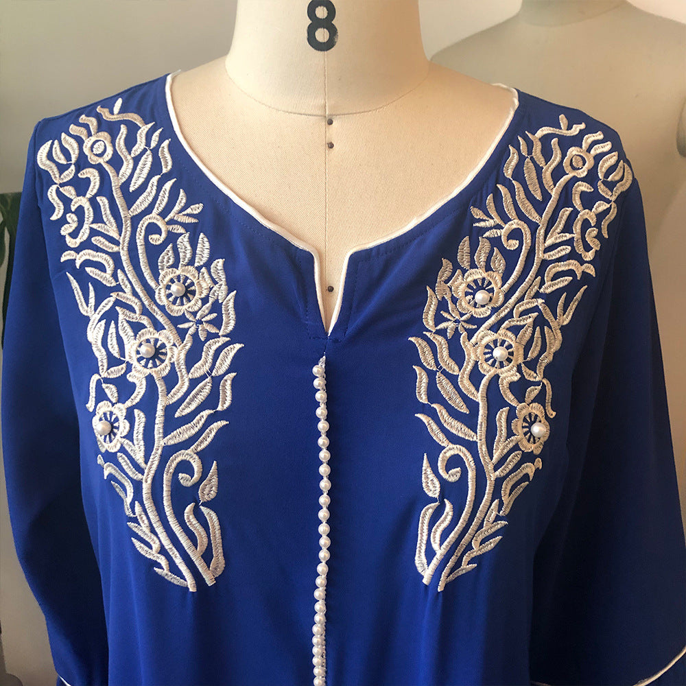 Robe longue brodée bleu foncé pour femme du Moyen-Orient