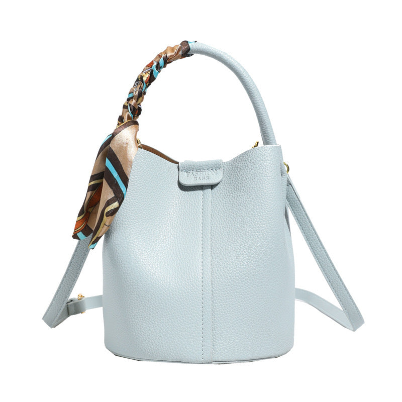 Sac seau porté main avec accent en foulard