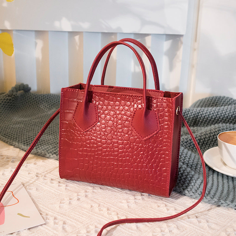 شنطة صغيرة مربعة بلاتينيوم بتصميم حية مع سلسلة قفل وبتباين ألوان