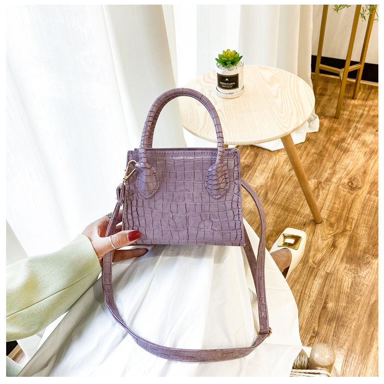 حقيبة كتف مربعة صغيرة من البولي يوريثان بنمط التمساح وسحاب إغلاق