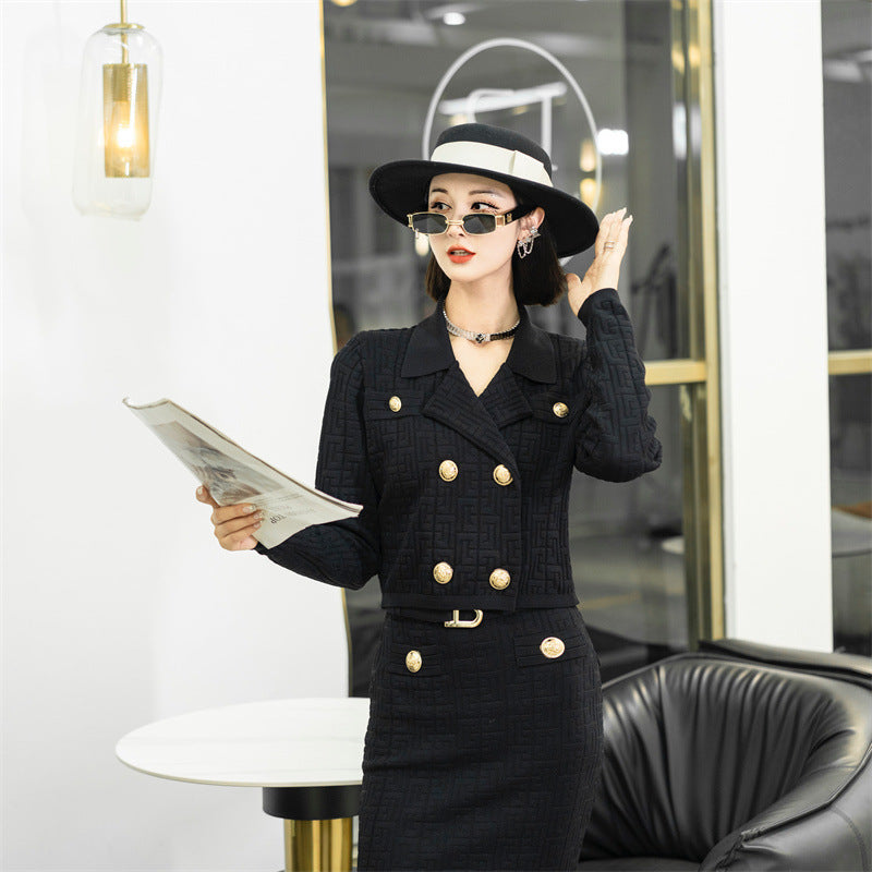 Tailleur jupe deux pièces style classique avec boucle B dorée