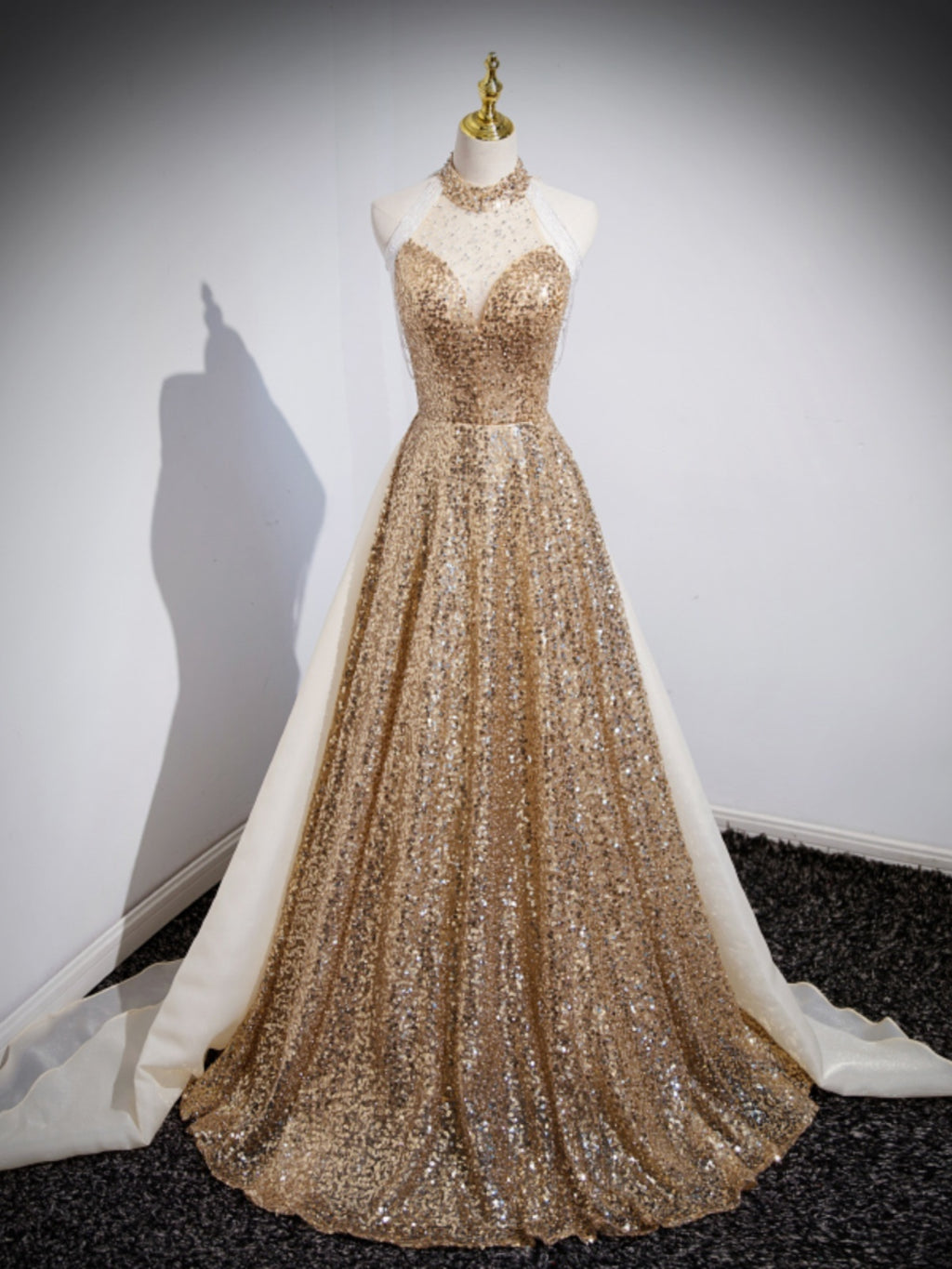 Robe de soirée dorée sans manches pour performance d'hôtesse