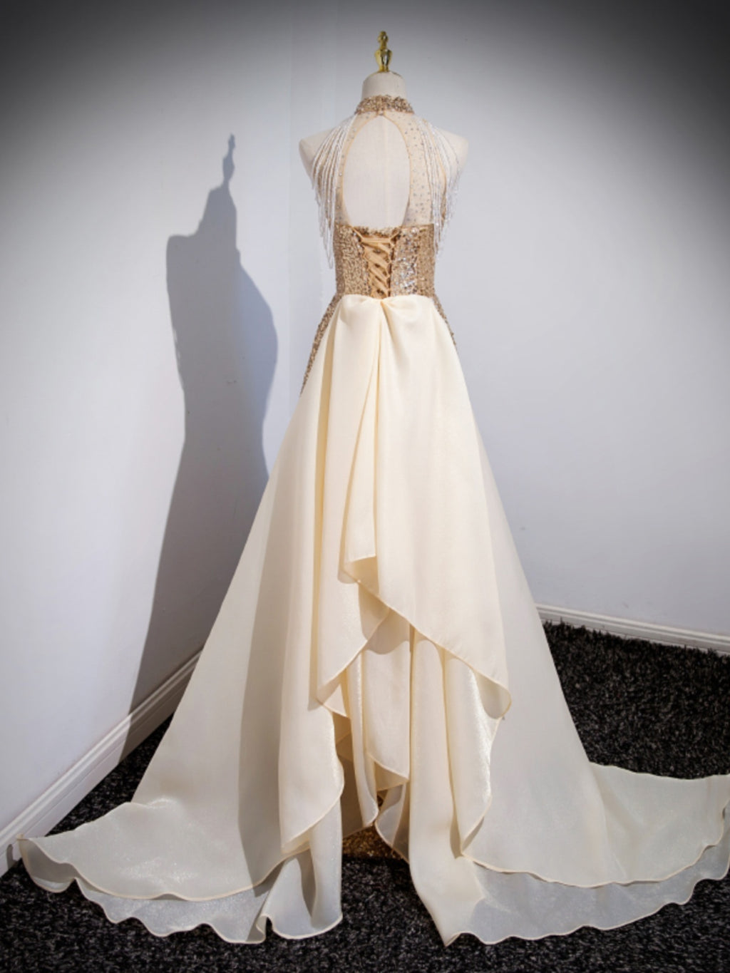 Robe de soirée dorée sans manches pour performance d'hôtesse