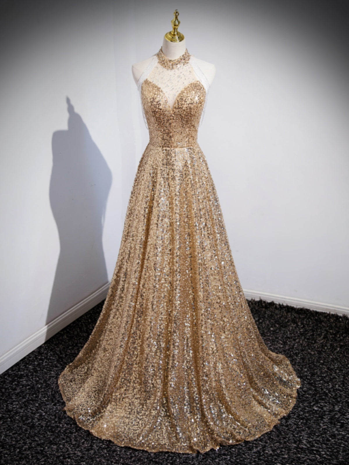 Robe de soirée dorée sans manches pour performance d'hôtesse