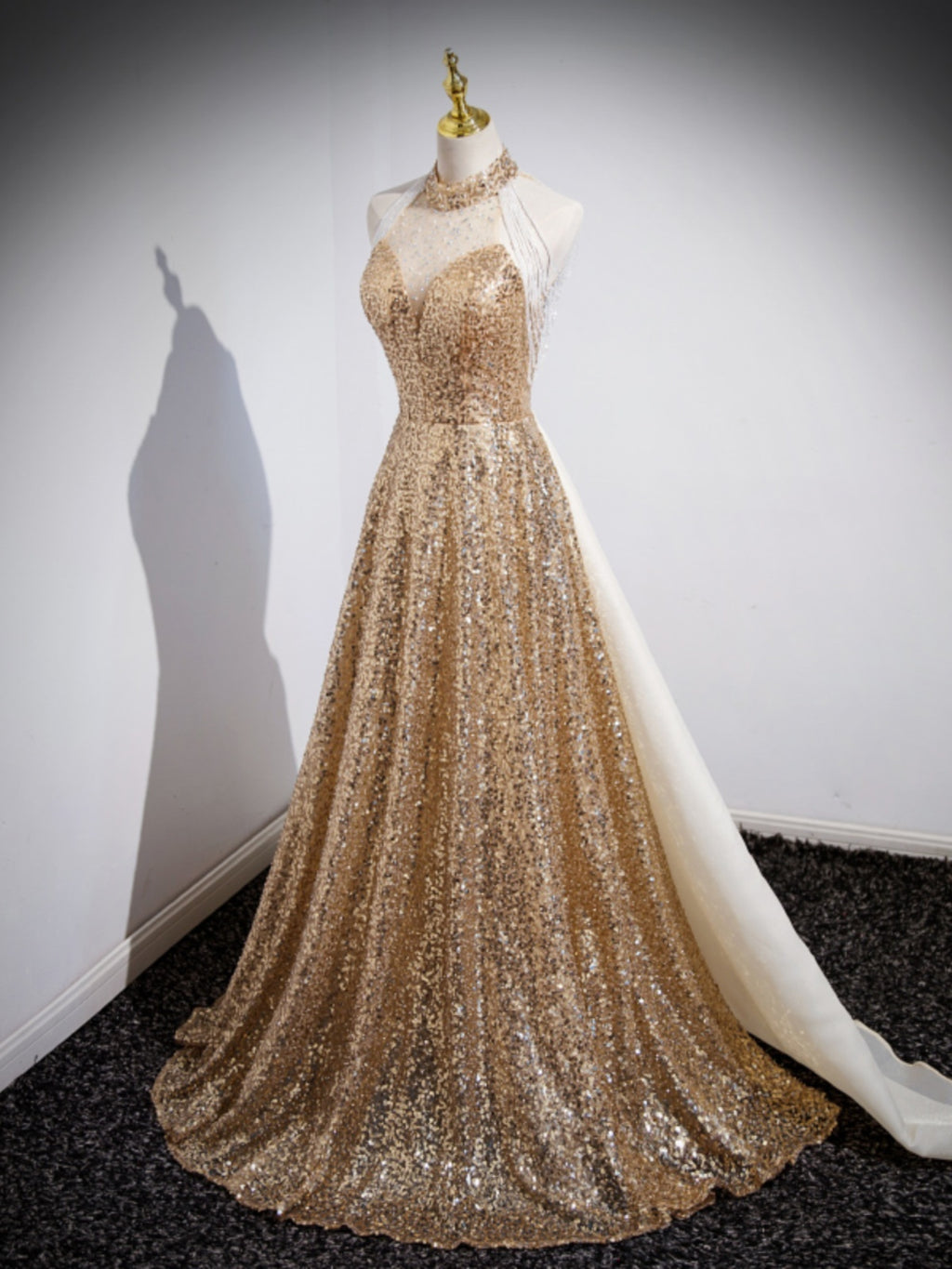 Robe de soirée dorée sans manches pour performance d'hôtesse