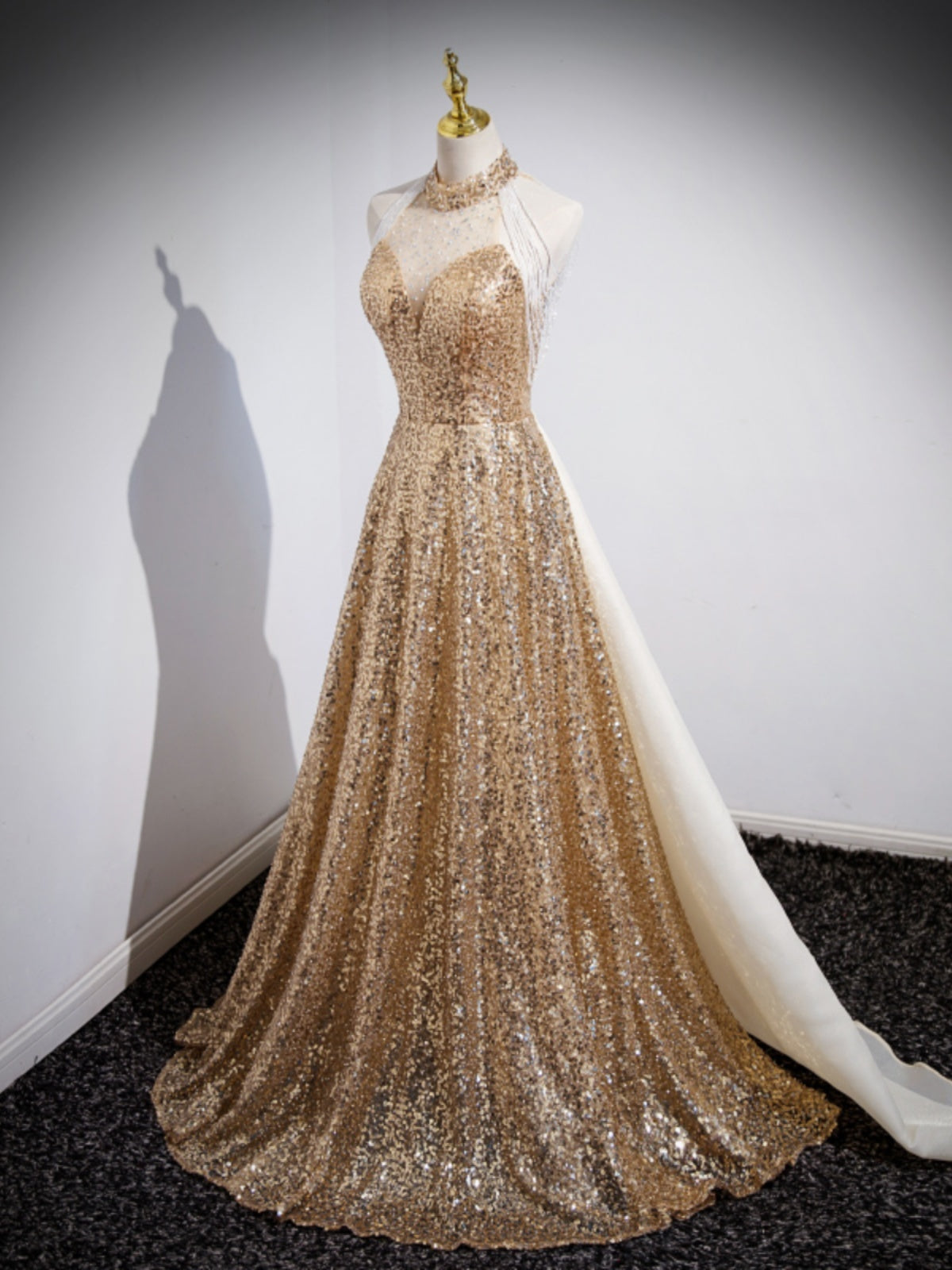 Robe de soirée dorée sans manches pour performance d'hôtesse