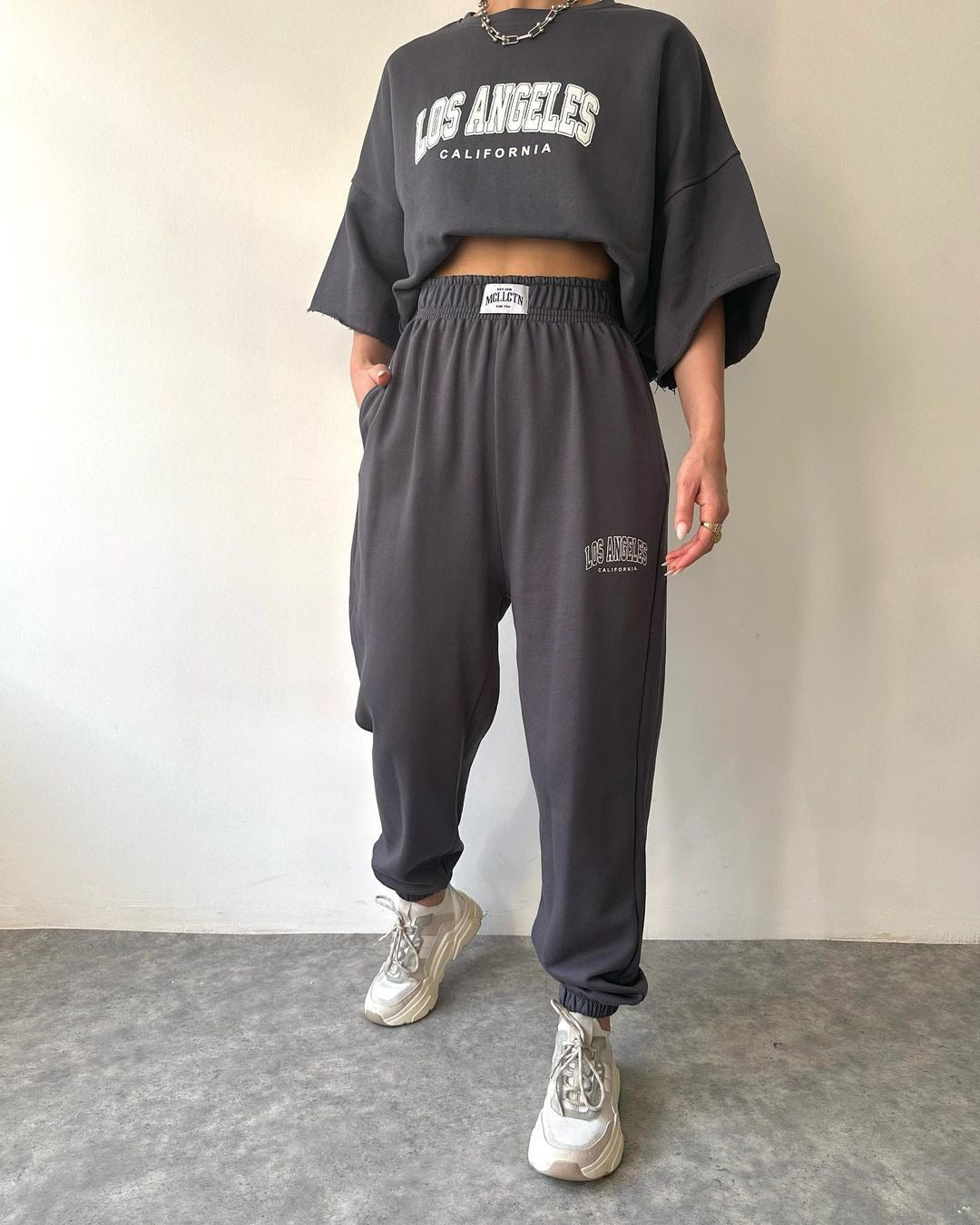 Ensemble deux pièces pour femme : sweat à capuche imprimé à manches courtes, pantalon et vêtements de loisirs pour les trajets domicile-travail.