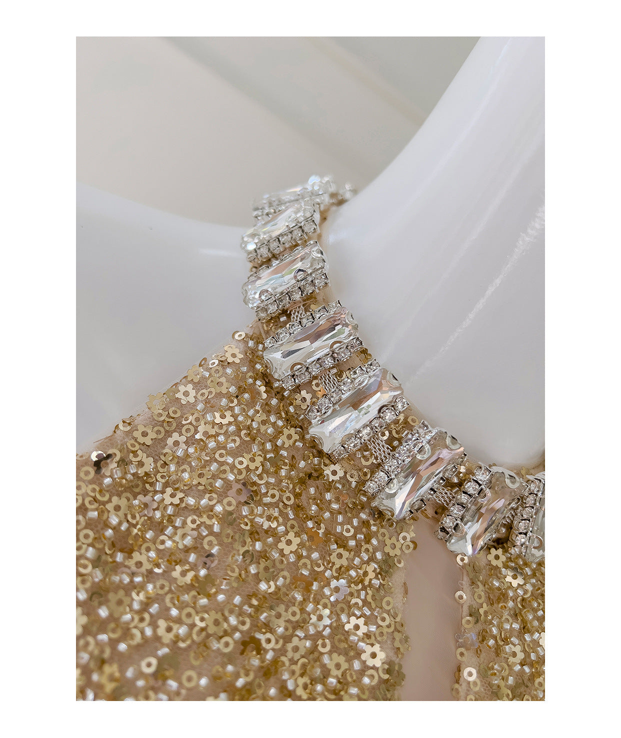 Longue robe de soirée dos nu en gaze à sequins doré champagne