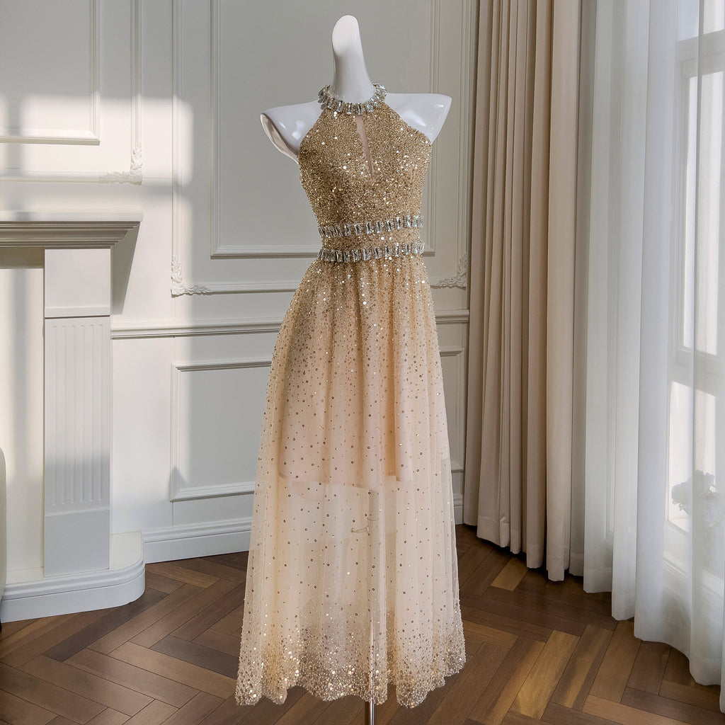Longue robe de soirée dos nu en gaze à sequins doré champagne
