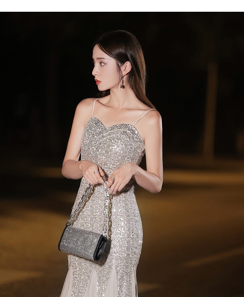 Robe nuisette asymétrique en queue de poisson argentée