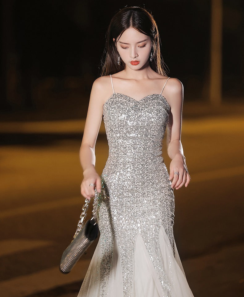 Robe nuisette asymétrique en queue de poisson argentée
