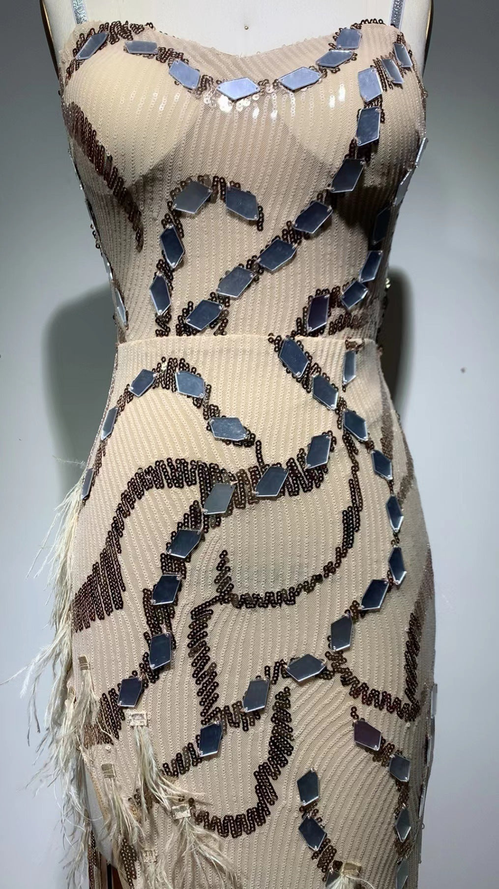 Robe élégante en coton, abricot, ornée de paillettes, de fentes et de plumes, avec dos nu à bretelles en V