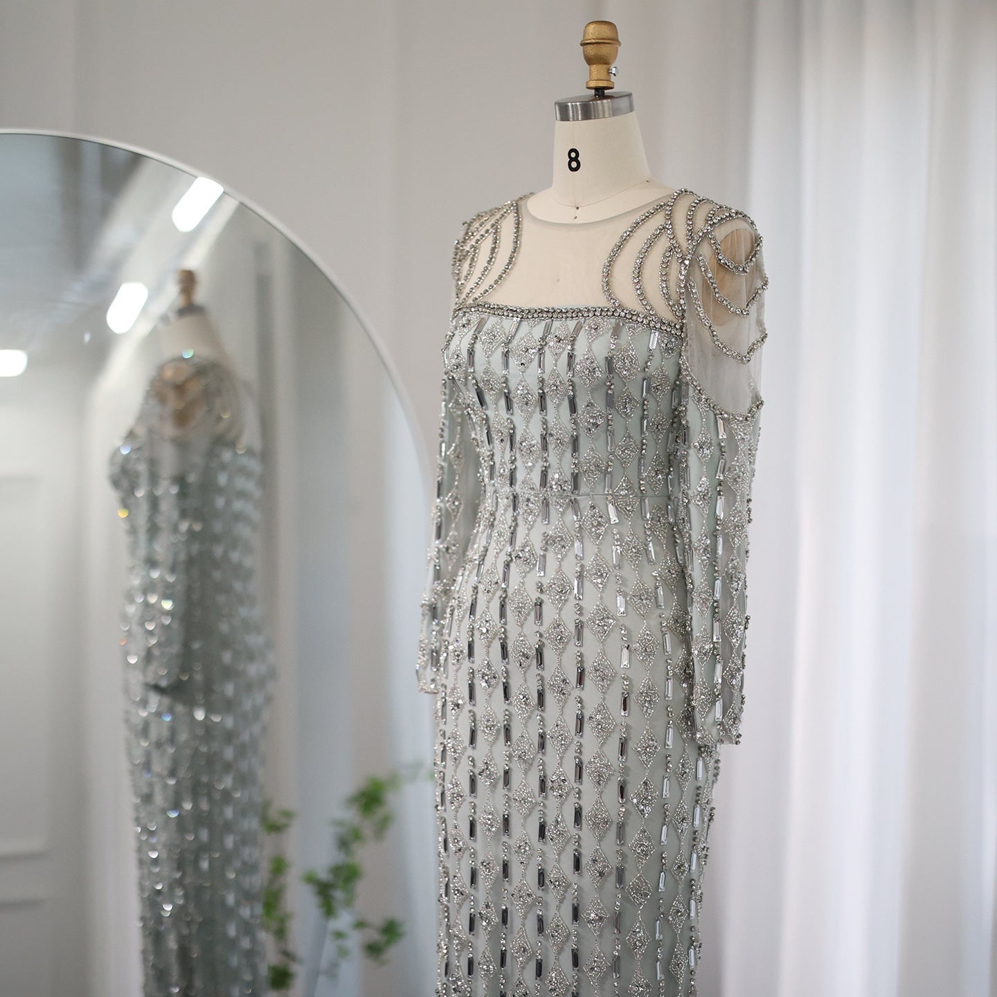 Robe longue queue de poisson grise ajustée avec dentelle et manches longues