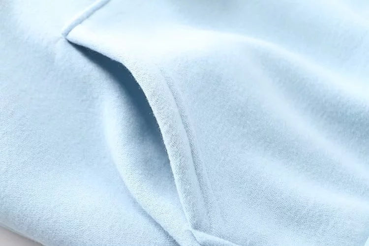 كنزة صوفية نسائية مبطنة بالفرو بغطاء رأس ومطرزة بزخرفة ندفة الثلج