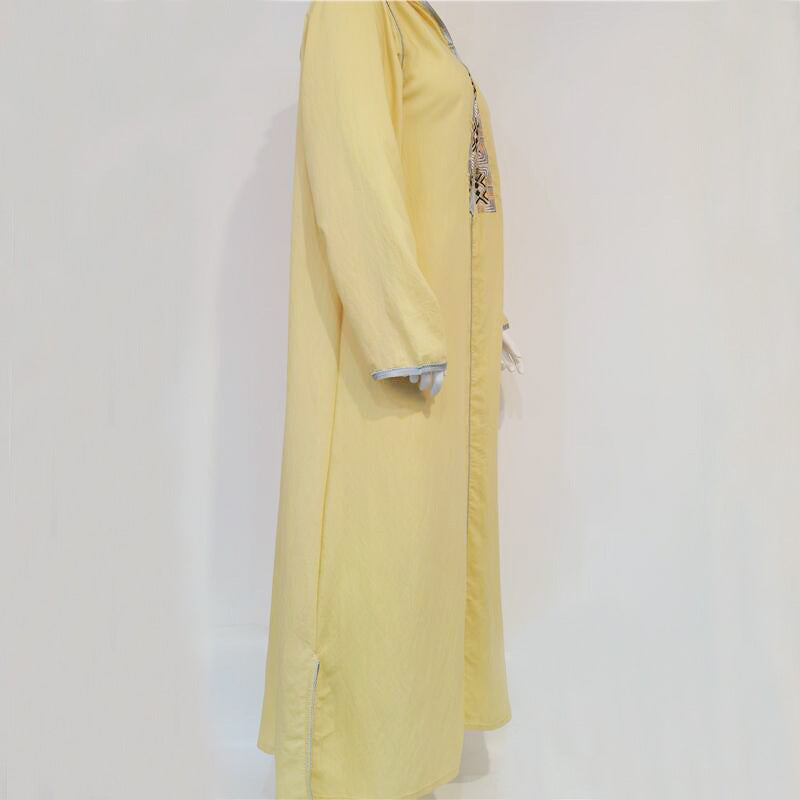 فستان طويل مطرز بتصميم عصري مستوحى من الأزياء المغربية في الشرق الأوسط