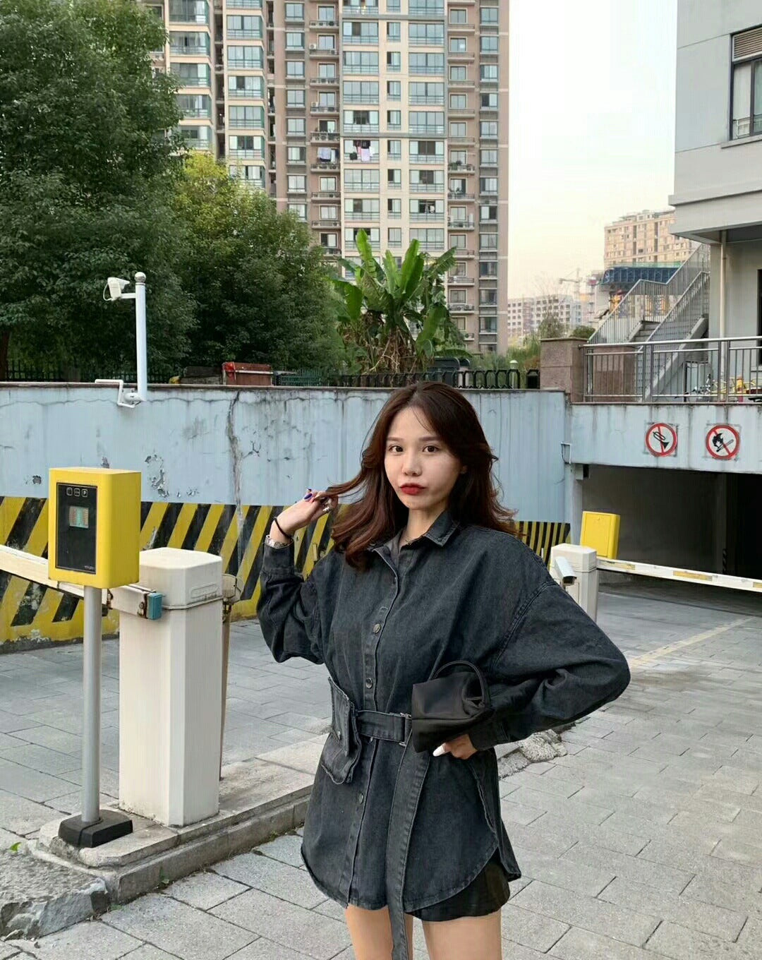 Cardigan en jean, haut dos nu et chemise à nouer à la taille, noir et bleu