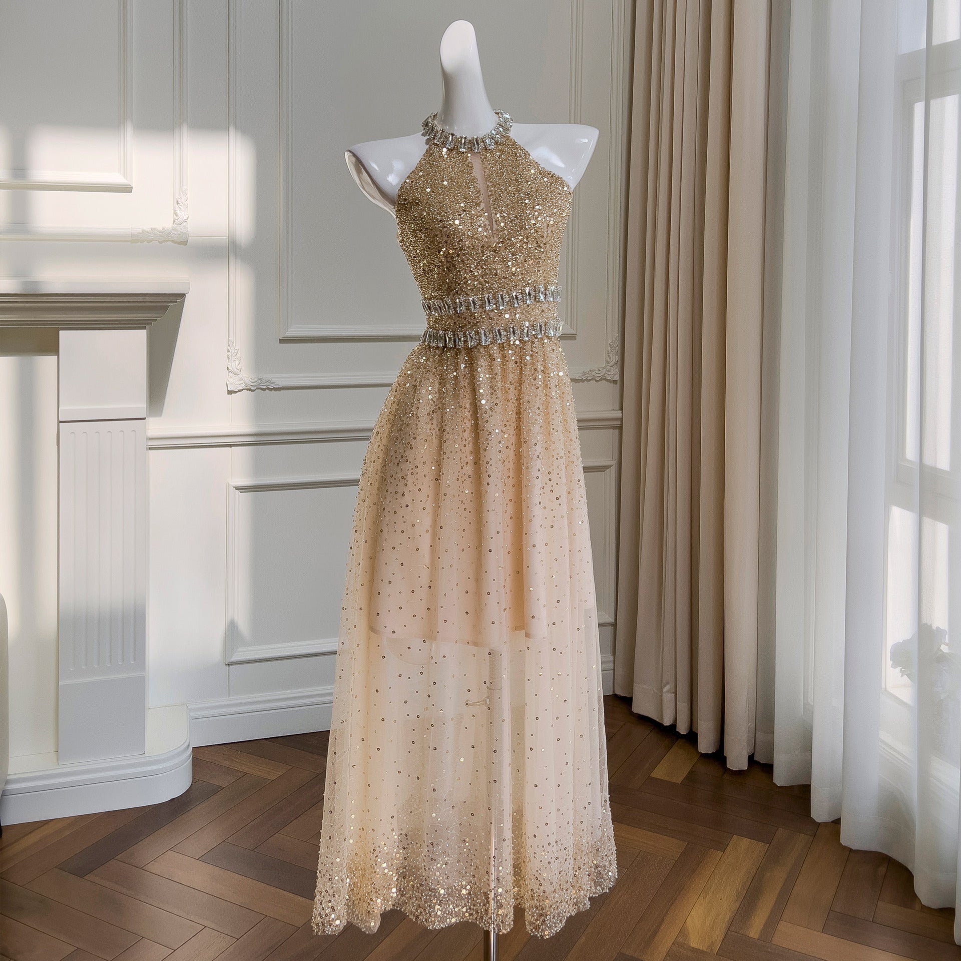 Longue robe de soirée dos nu en gaze à sequins doré champagne