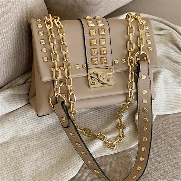 Sac seau à bandoulière clouté en PU avec fermeture à boucle