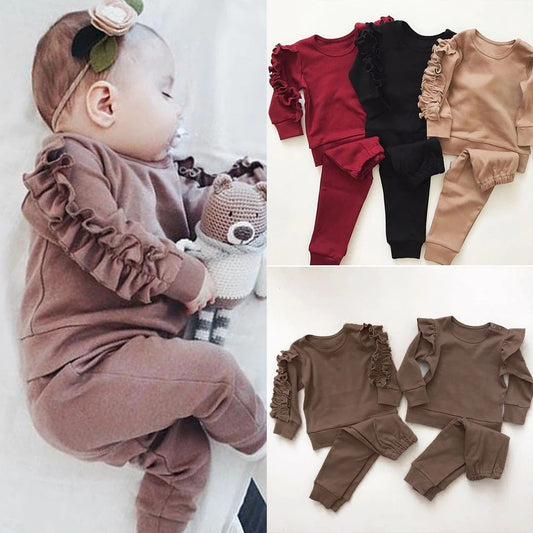 Ensemble 2 pièces pour nouveau-né fille : pull à volants, sweat-shirt à manches longues et pantalon. Vêtements d'automne.