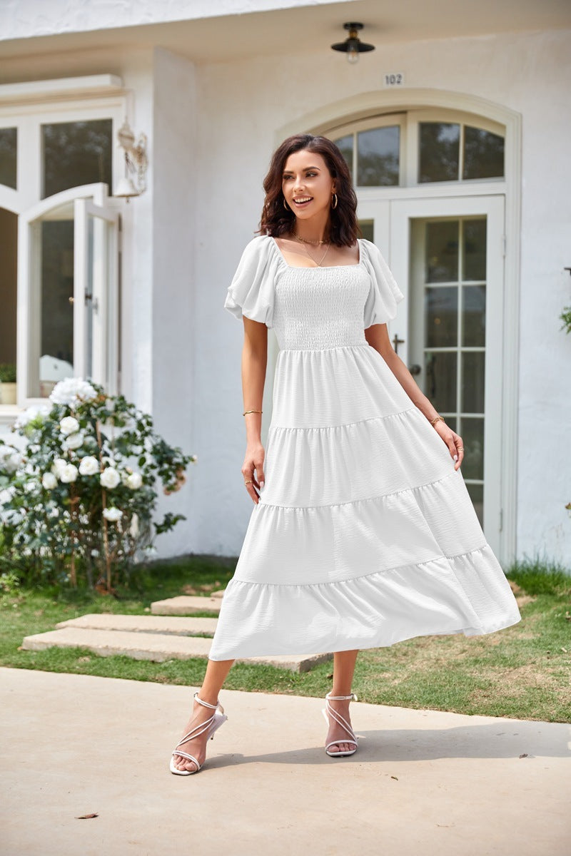Robe courte plissée à col carré, dos nu et manches bouffantes