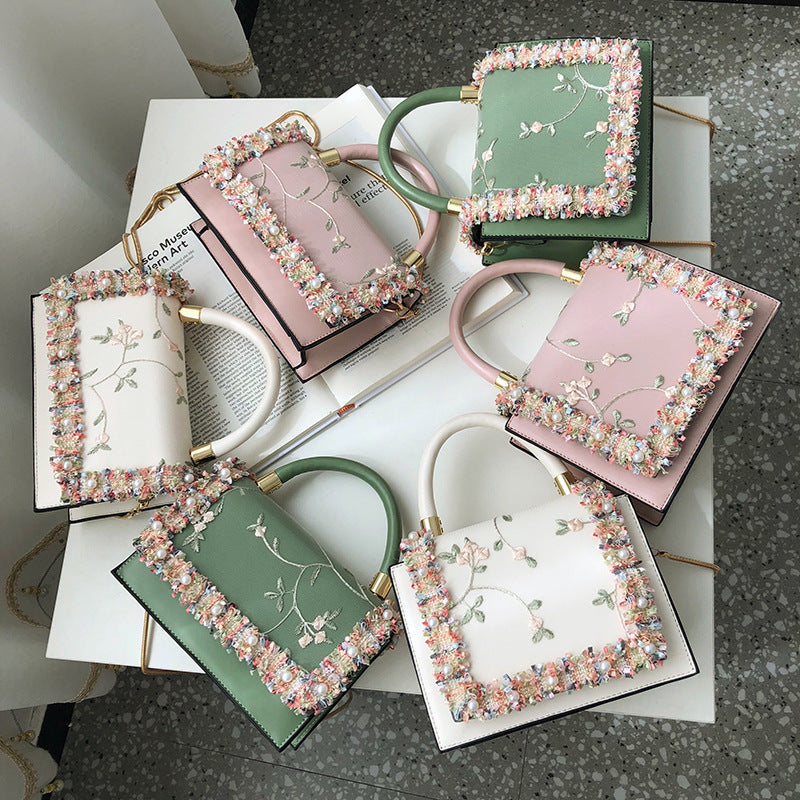 Single shoulder straddle portable small square bag