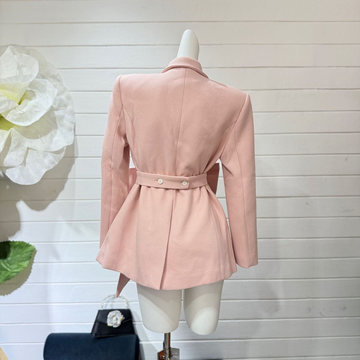 جاكيت نسائي بأكمام طويلة مزين بأزرار وربطة عنق مزخرفة، وياقة مدببة، وتطريز على شكل فيونكة.