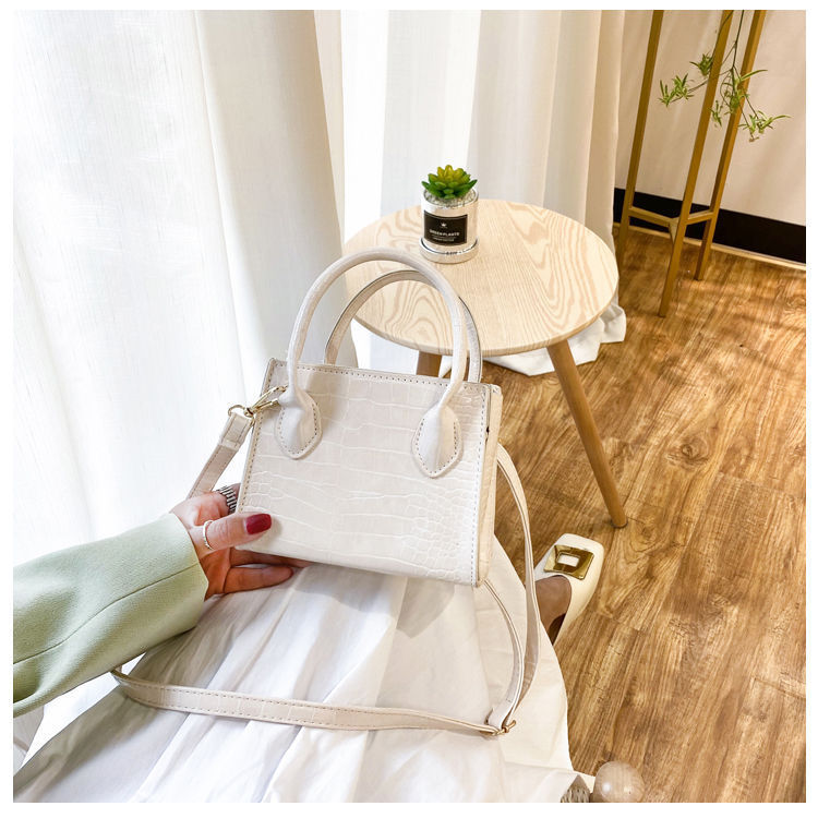 one-shoulder portable small square bag