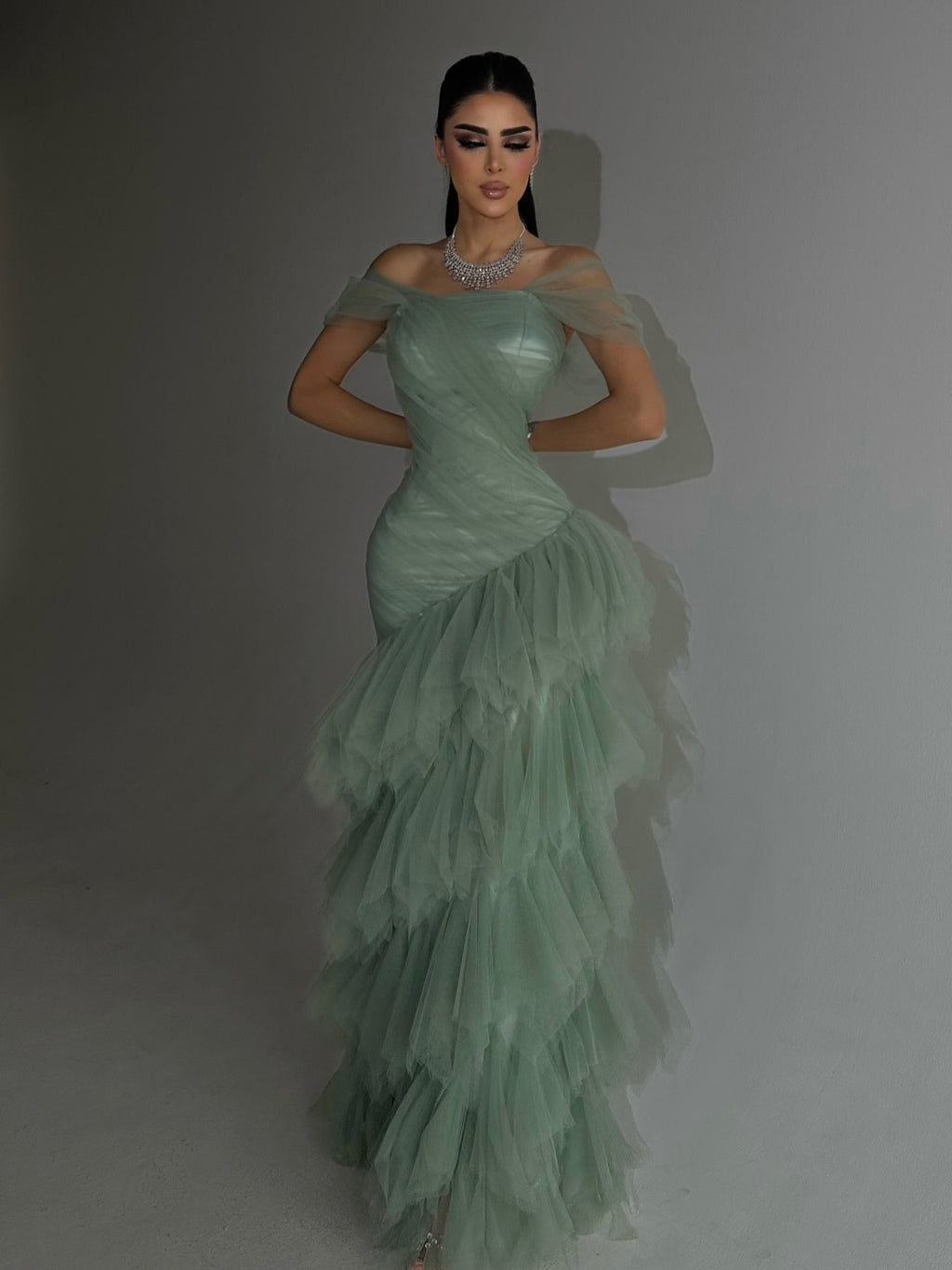 Robe longue élégante bustier vert clair coupe sirène avec jupe en tulle étagée
