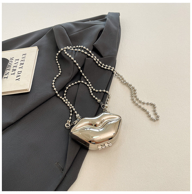 Sac à bandoulière en PU brillant en forme de lèvre personnalisé avec chaîne
