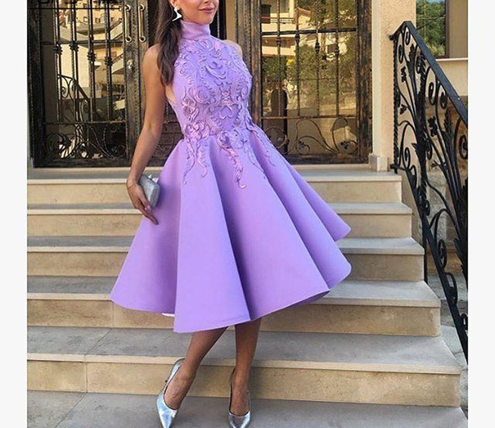 Robe de bal sans manches en rayonne violette à col montant, longueur genou avec appliqués