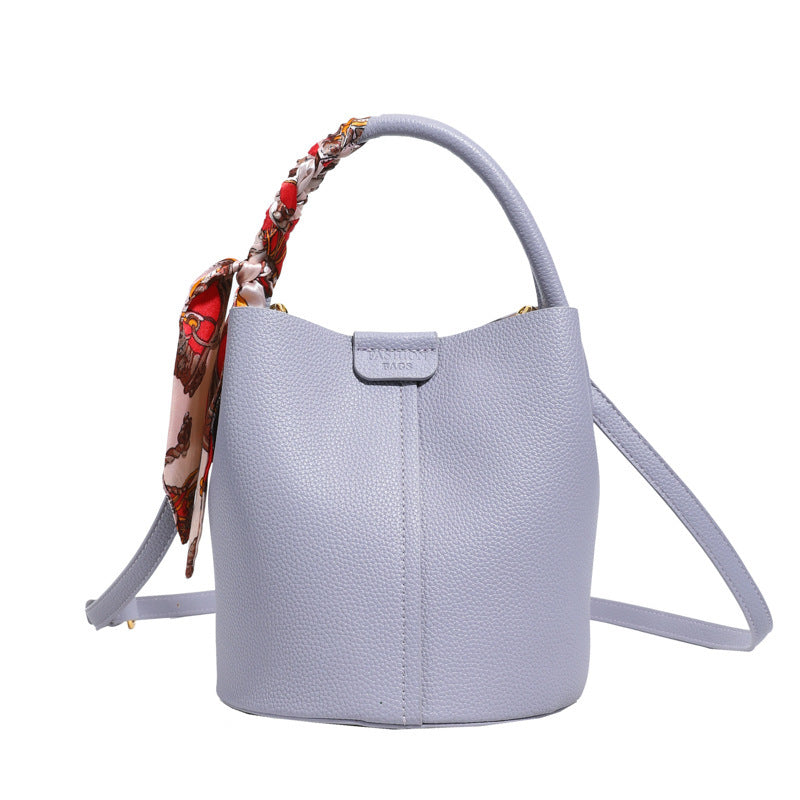 Sac seau porté main avec accent en foulard