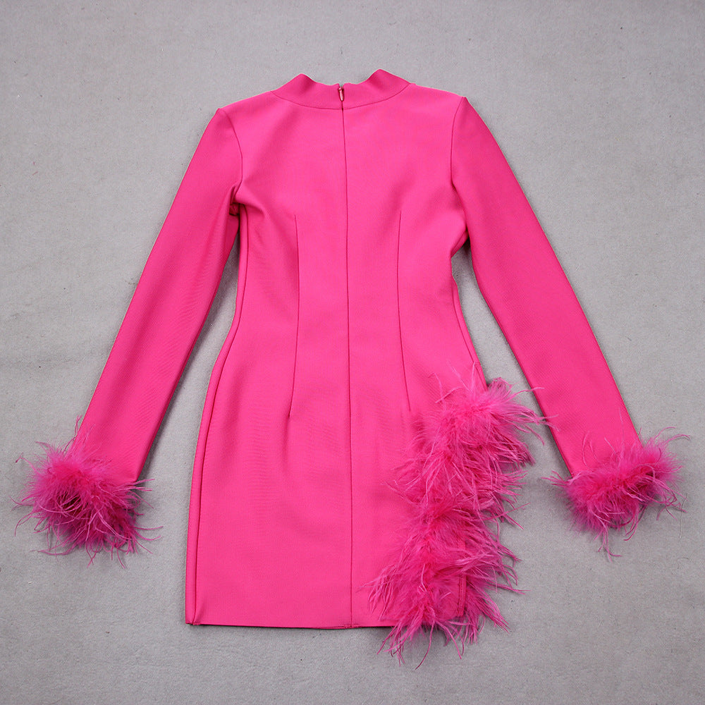 Robe fourreau à manches longues en plumes d'autruche