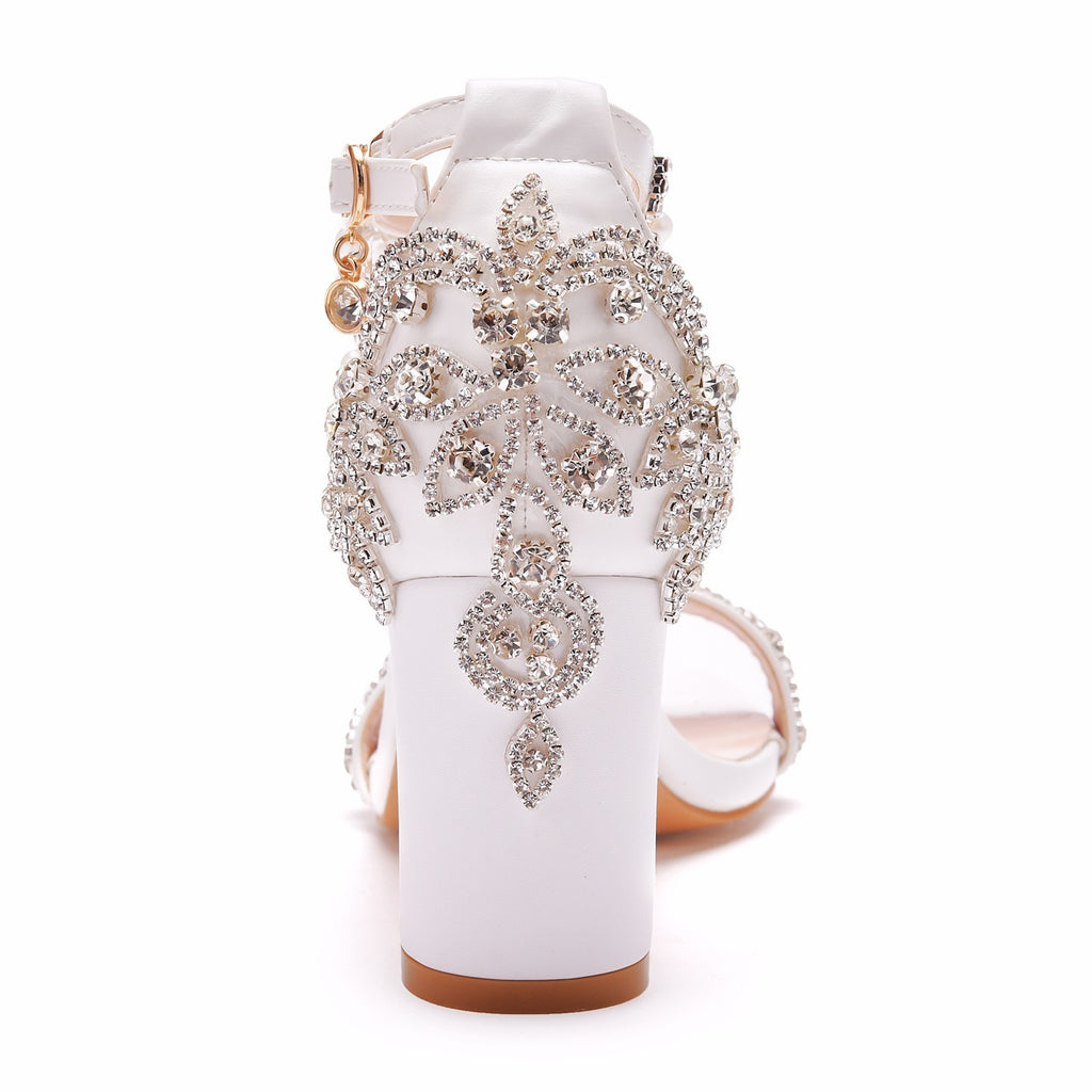 Sandales basses à talon carré épais blanc, ornement perles, à bride unique, talon de 7 cm